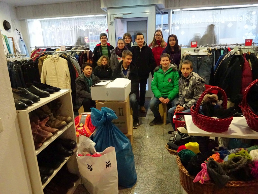 Dank einer von den Schüler*innen der 7. Klasse der Friedrich-Fröbel-Schule durchgeführten Sammelaktion erhielt der Kleiderladen neue Spenden.